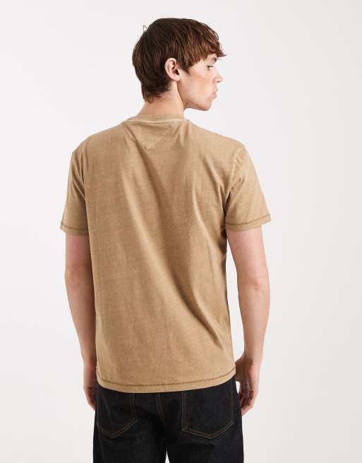 Tommy Jeans – T-Shirt in Beige mit mittigem Bogen-Logo, 4 von 5