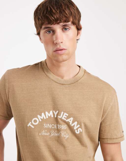 Tommy Jeans – T-Shirt in Beige mit mittigem Bogen-Logo, 5 von 5