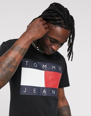 Tommy Jeans t-shirt in black with large 