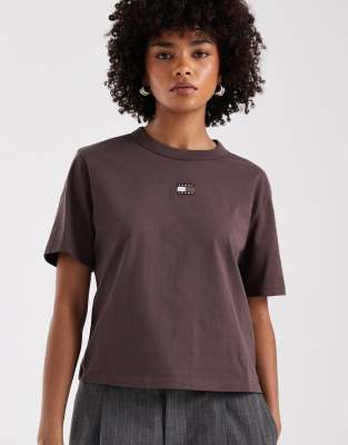 Tommy Jeans - T-Shirt in Braun mit kastigem Schnitt und Logoaufnäher-Brown