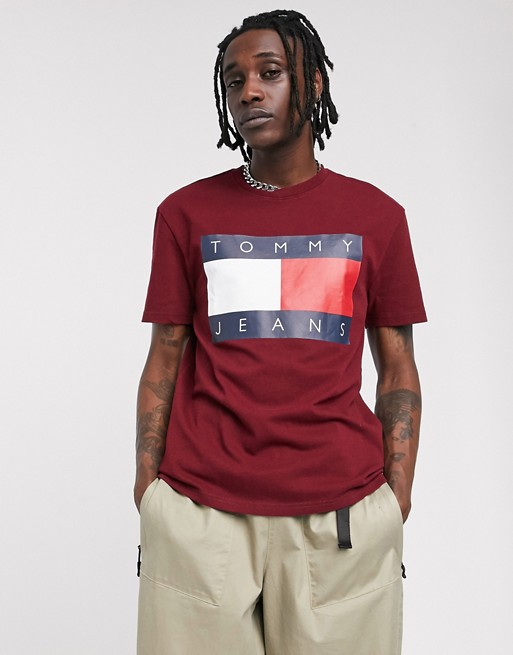 Tommy Jeans t-shirt in burgundy with large chest flag logo