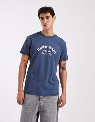 T-Shirt in Dunkelblau mit mittigem Arch-Logo Blau 52