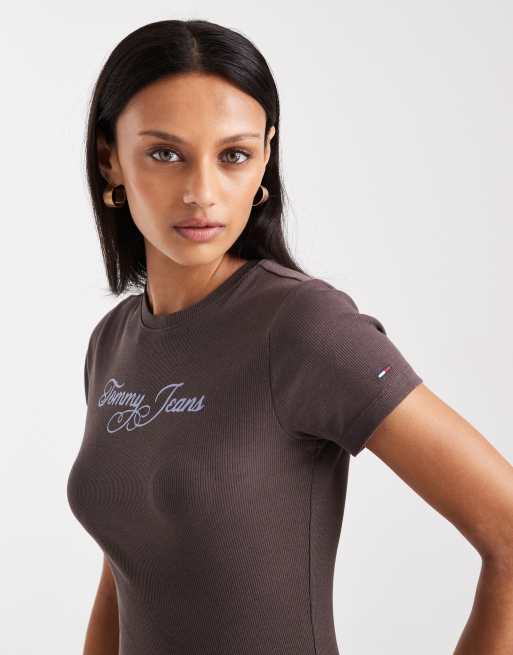 Tommy Jeans – T-Shirt in Dunkelbraun mit Logo-Schriftzug, 4 von 4