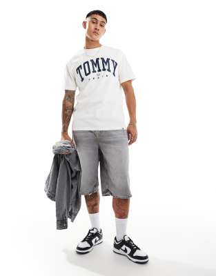 Tommy Jeans - T-Shirt in gebrochenem Weiß mit College-Logo