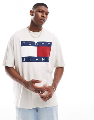 Tommy Jeans - T-Shirt in gebrochenem Weiß mit großem Flaggenlogo