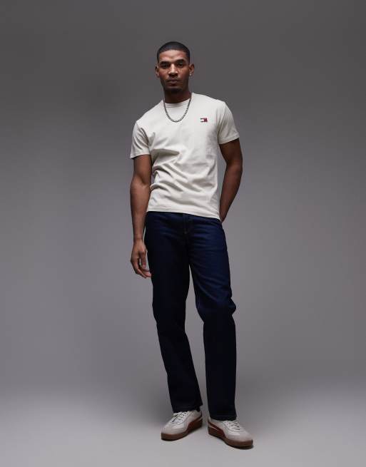 Tommy Jeans – T-Shirt in gebrochenem Weiß mit normalem Schnitt und Logo-Aufnäher, 2 von 4