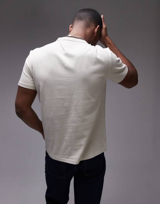 Tommy Jeans – T-Shirt in gebrochenem Weiß mit normalem Schnitt und Logo-Aufnäher, 3 von 4