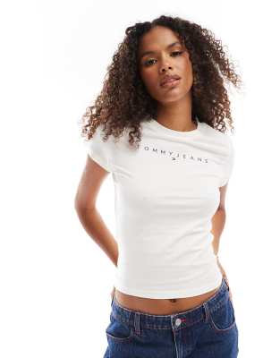 Tommy Jeans - T-Shirt in gebrochenem Weiß mit schmalem, linearem Logo