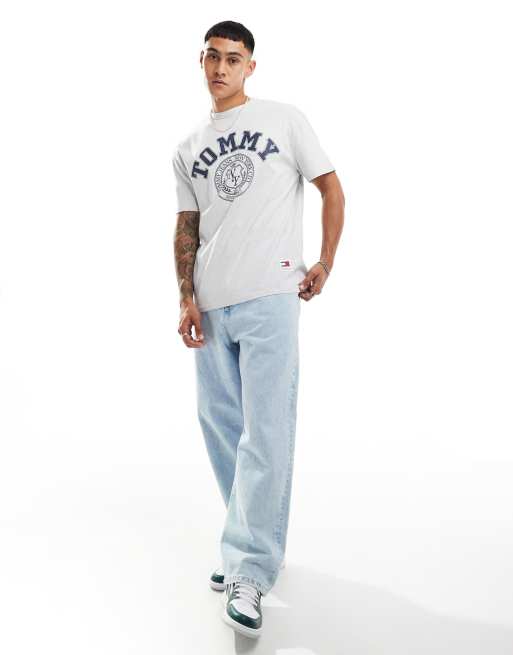 Tommy Jeans – T-Shirt in Grau mit bogenförmigem Vintage-Logo