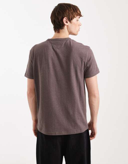 Tommy Jeans – T-Shirt in Grau mit Logo-Aufnäher auf der Brust, 3 von 5