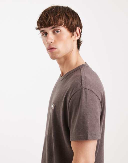 Tommy Jeans – T-Shirt in Grau mit Logo-Aufnäher auf der Brust, 4 von 5