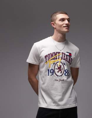 Tommy Jeans - T-Shirt in Hellbeige mit Universitäts-Rückenprint-Neutral