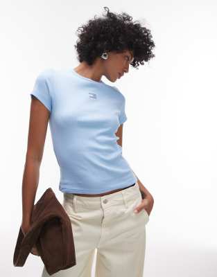 Tommy Jeans - T-Shirt in Hellblau mit farblich abgestimmtem Logo-Aufnäher