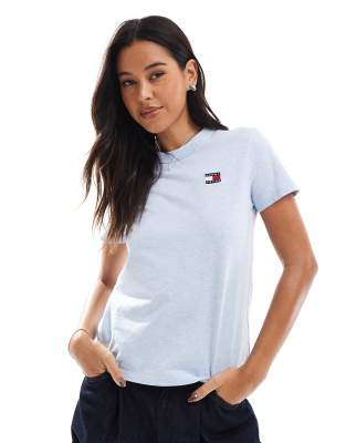 Tommy Jeans - T-Shirt in Hellblau mit Tommy-Aufnäher und Rundhalsausschnitt