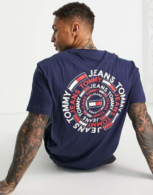 Tommy Jeans – T-Shirt in Marineblau mit klassischem Schnitt und rundem Rückenprint - NAVY