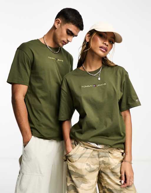 Tommy Jeans – T-Shirt in Olivgrün mit klassischer Unisex-Passform und goldfarbenem, linearen Logo