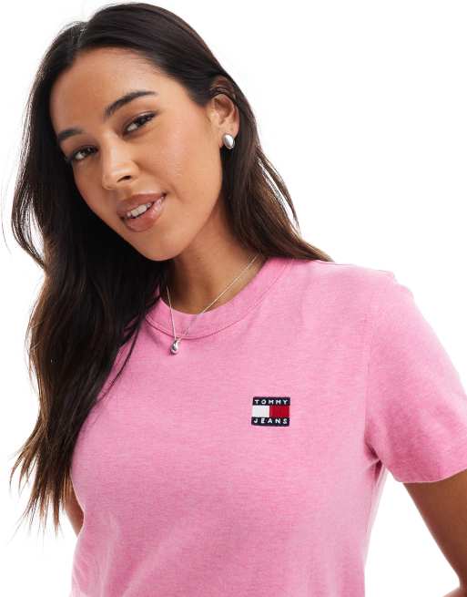 Tommy Jeans – T-Shirt in Rosa mit Rundhalsausschnitt und Aufnäher
