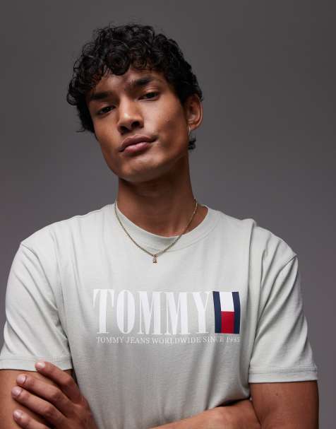 Tommy Jeans – T-Shirt in Salbeigrün mit linearem Flaggenlogo - view 1