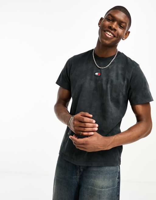 Tommy Jeans – T-Shirt in Schwarz mit Aufnäher