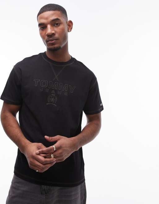 Tommy Jeans – T-Shirt in Schwarz mit farblich abgestimmtem Wappenlogo
