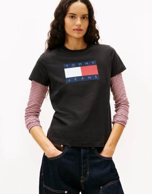 Tommy Jeans - T-Shirt in Schwarz mit farblich abgestimmter Tommy Flag