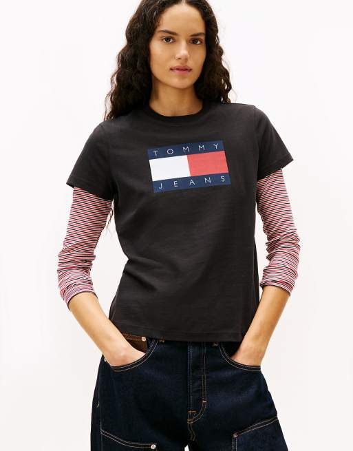 Tommy Jeans – T-Shirt in Schwarz mit farblich abgestimmter Tommy Flag