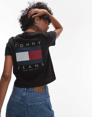 Tommy Jeans - T-Shirt in Schwarz mit Flaggenlogo auf dem Rücken