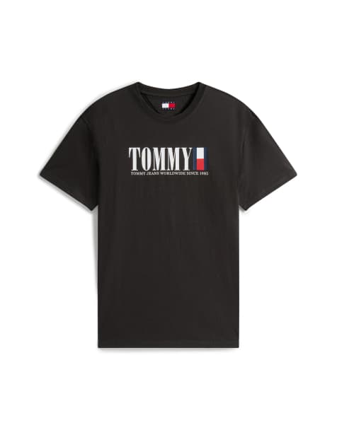 Tommy Jeans – T-Shirt in Schwarz mit linearem Flaggen-Logo - view 1