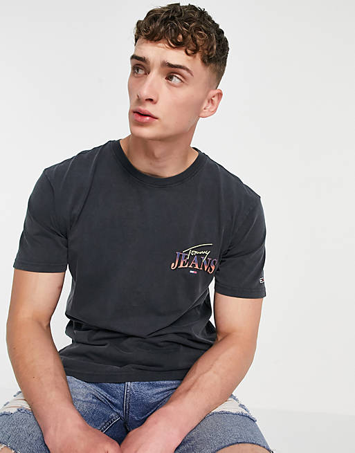Tommy Jeans – T-Shirt in Schwarz mit rautenförmigem Logoprint auf dem Rücken  | ASOS