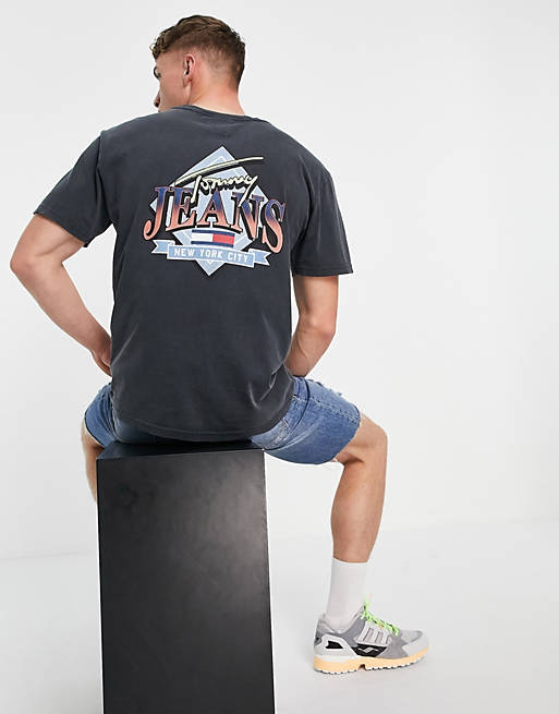 Tommy Jeans – T-Shirt in Schwarz mit rautenförmigem Logoprint auf dem Rücken  | ASOS