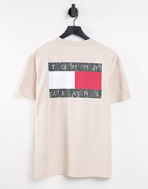 Tommy Jeans T Shirt in Steingrau mit Flaggen Schriftzug Logoprint im Military Muster
