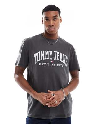 Tommy Jeans - T-Shirt in verwaschenem Grau mit College-Logo