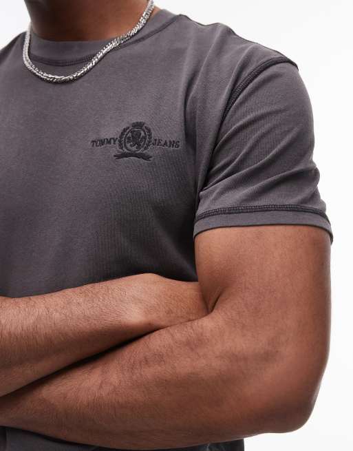 Tommy Jeans – T-Shirt in verwaschenem Schwarz mit Wappen-Logo, 3 von 4