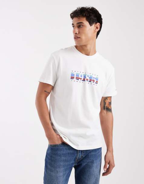 Tommy Jeans – T-Shirt in Weiß mit „1985“-Grafikmotiv und Box-Logo - view 1
