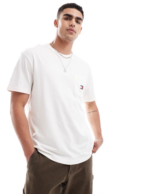 Tommy Jeans – T-Shirt in Weiß mit Brusttasche und Logo-Aufnäher