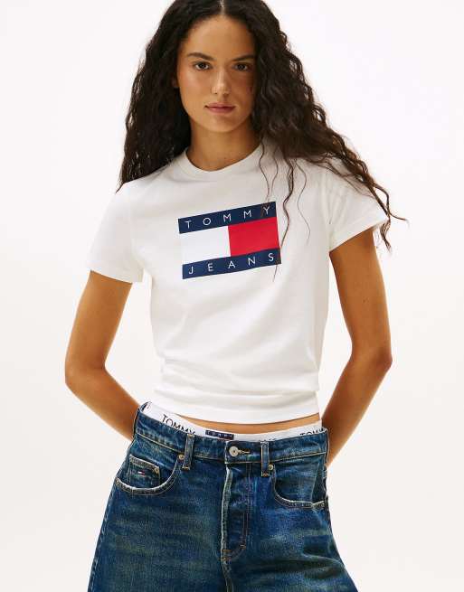 Tommy Jeans – T-Shirt in Weiß mit farblich abgestimmter Tommy Flag
