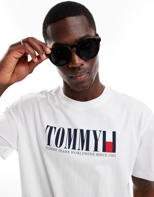 Tommy Jeans – T-Shirt in Weiß mit großem Logo