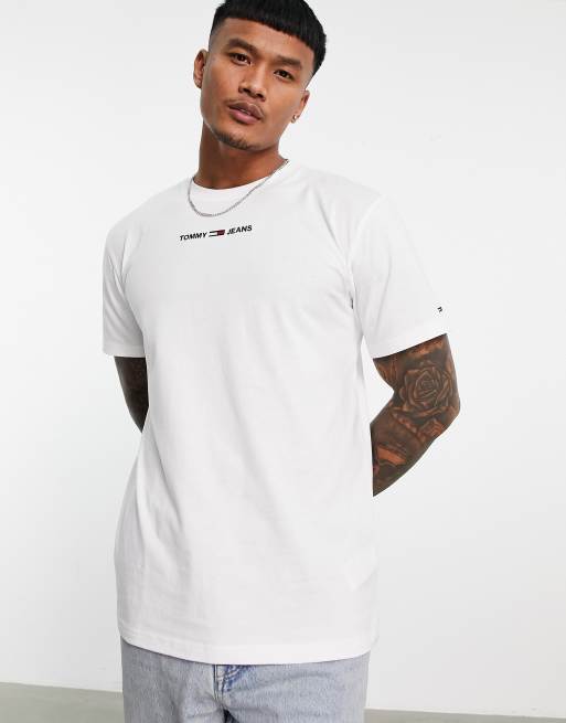 Tommy Jeans – T-Shirt in Weiß mit kleinem Logo-Schriftzug auf der Brust