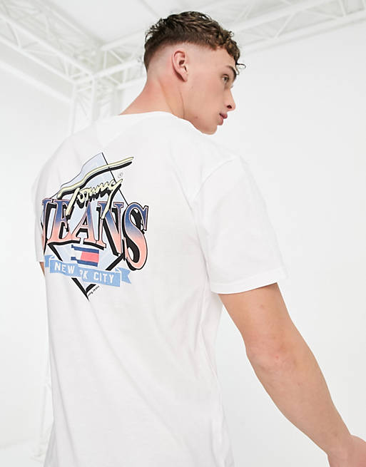 Tommy Jeans – T-Shirt in Weiß mit Logoprint auf dem Rücken | ASOS