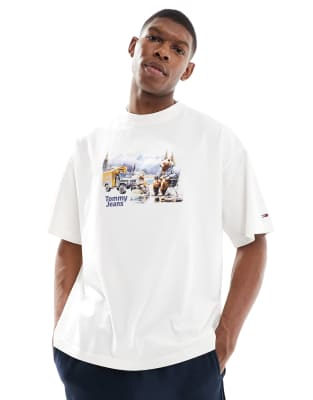 Tommy Jeans – T-Shirt in Weiß mit lustiger Camping-Grafik - view 1