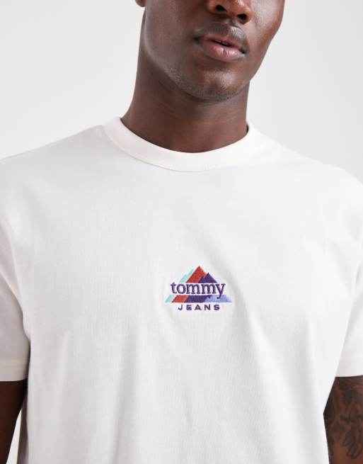 Tommy Jeans – T-Shirt in Weiß mit mittigem Berggipfel-Motiv und Logo , 5 von 5
