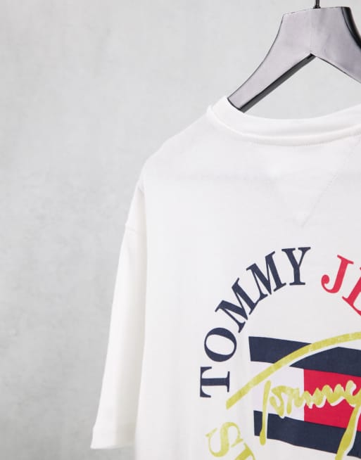 Tommy Jeans – T-Shirt in Weiß mit rundem Vintage-Logo am Rücken - WHITE, 4 von 4