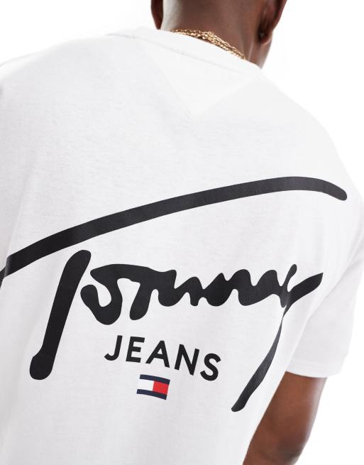 Tommy Jeans T Shirt in WeiB mit Signatur Aufdruck auf der Ruckseite
