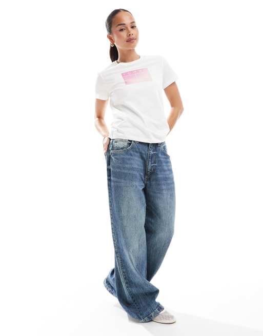 Tommy Jeans – T-Shirt in Weiß und Rosa mit Flaggen-Logo mit Farbverlauf, 3 von 4