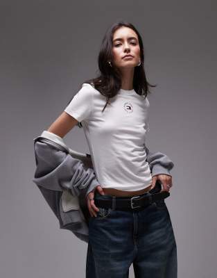 Tommy Jeans - T-Shirt in Wollweiß mit rundem Logo in der Mitte