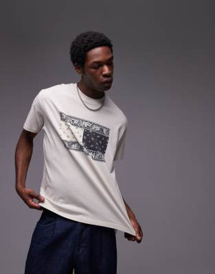 Tommy Jeans – T-Shirt in Wollweiß und Schwarz mit großer Paisley-Flagge - view 1