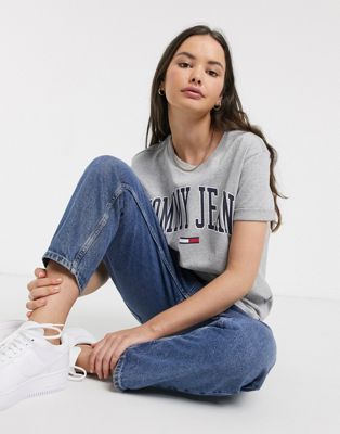 Tommy Jeans – T-shirt med fyrkantig logga-Grå