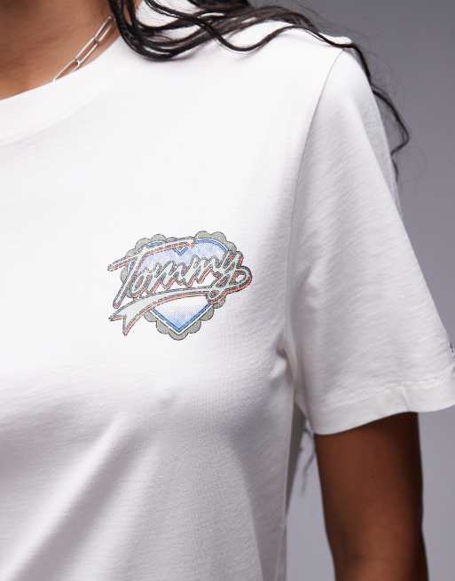Tommy Jeans - T-shirt met hartprint op de achterkant in gebroken wit, 2 van 4