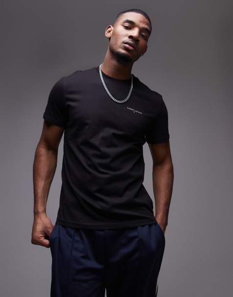Tommy Jeans - T-shirt met klein logo op de borst in zwart - view 1
