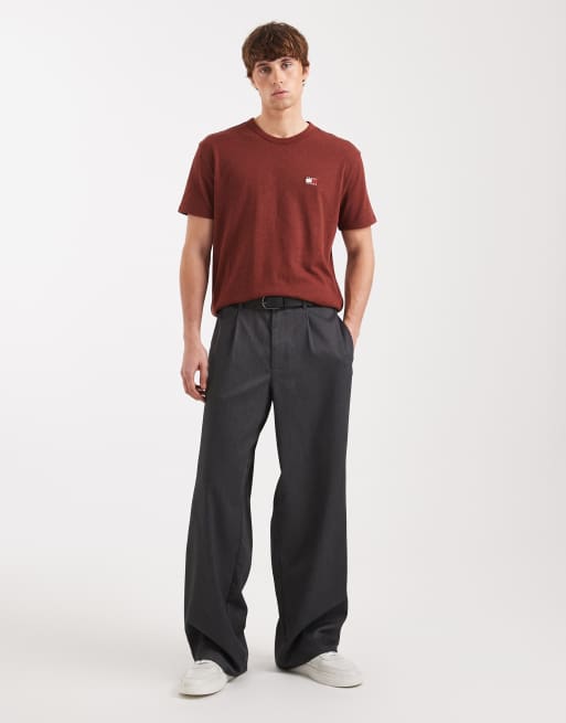 Tommy Jeans - T-shirt met logo-badge op de borst in rood, 2 van 5